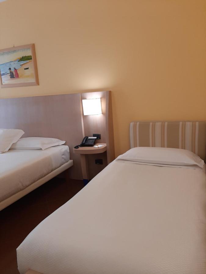 Hotel Chiaraluna Civitanova Marche Exterior photo